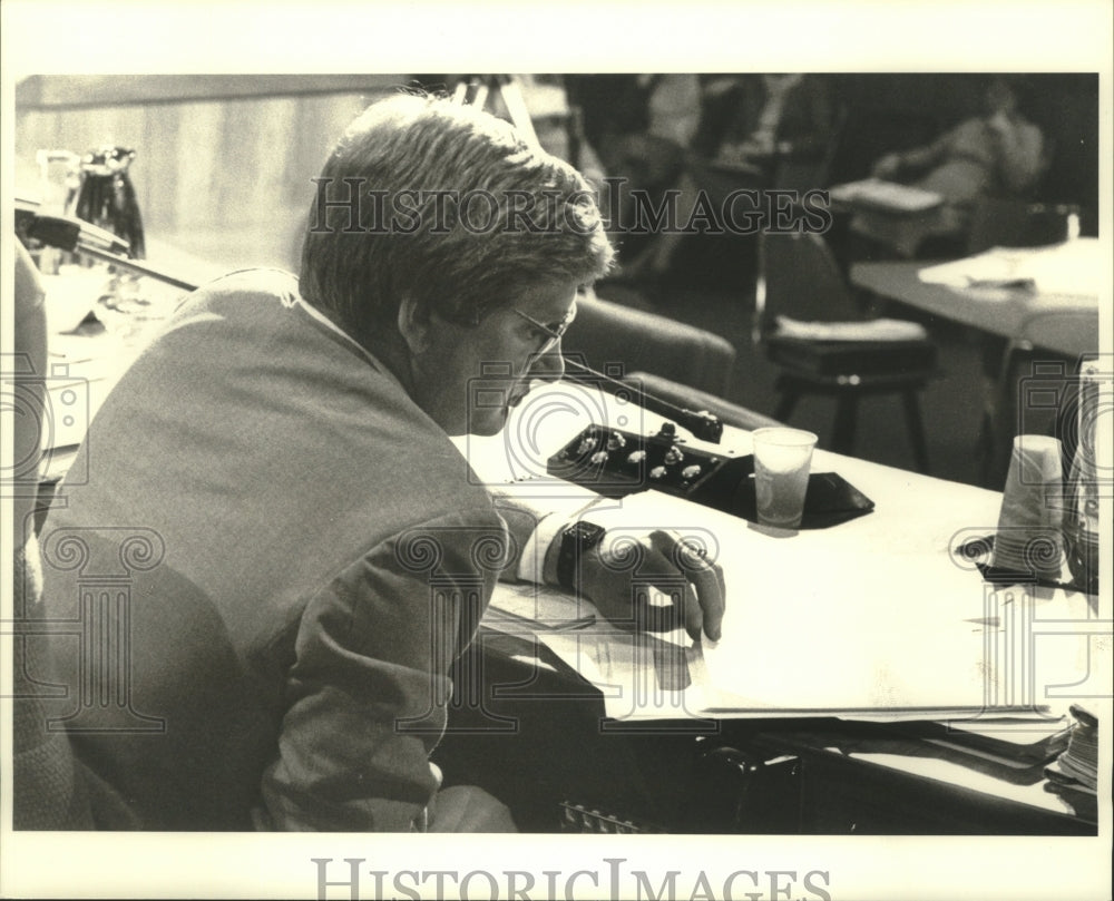 1980 Press Photo Councilman Niles Hellmers attending a council session - Historic Images