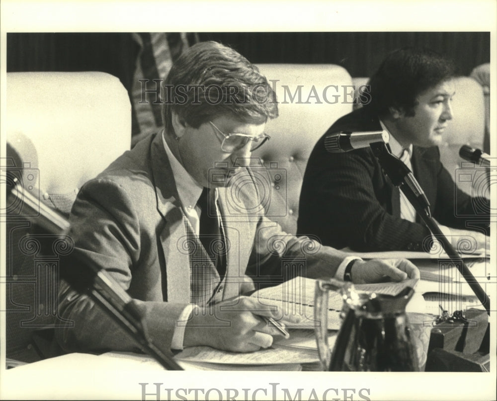 1980 Press Photo Councilman Niles Hellmers attending a council session - Historic Images