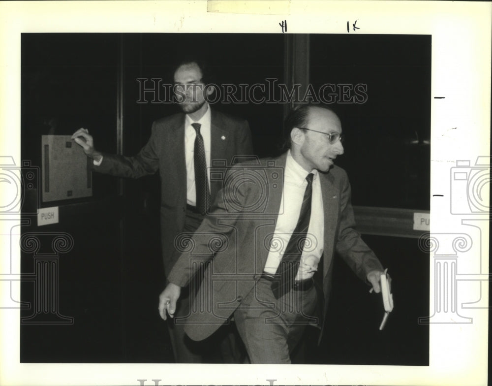 1992 Press Photo Randall Heller leaves the Hale Boggs Federal Building, Trial - Historic Images