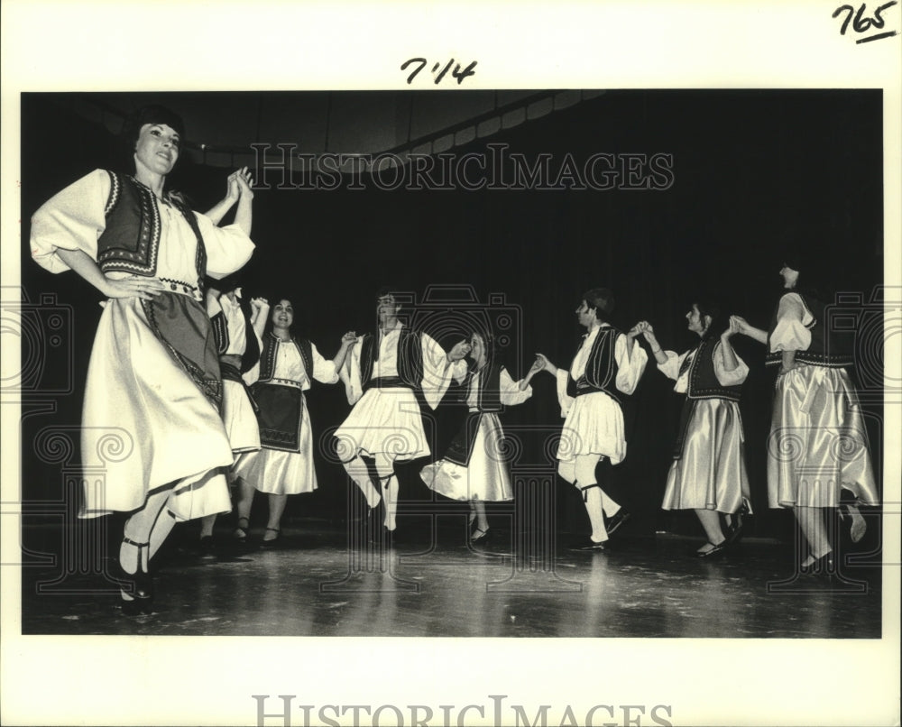 1980 Press Photo Dancers performing the Karagouna, a dance from central Greece - Historic Images