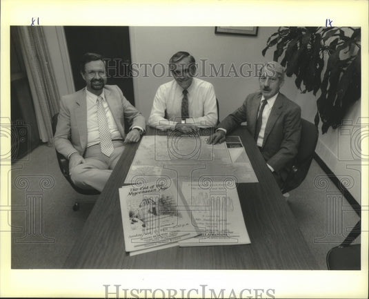 1989 Press Photo Officers of the Hellenic Arts Society discuss group activity - Historic Images