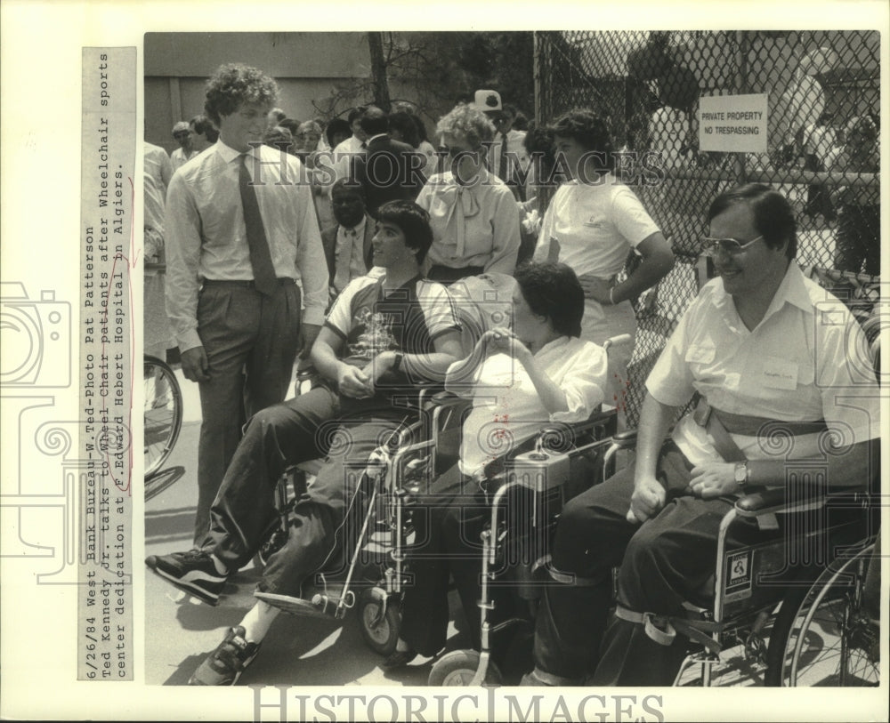 1984 Press Photo Ted Kennedy Jr. talks to patients at F. Edward Herbert Hospital - Historic Images