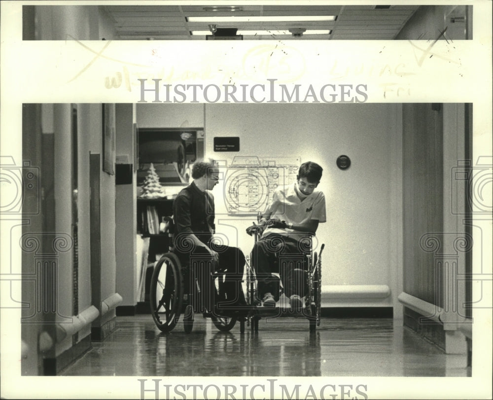 1985 Press Photo Counselor & patient talk in hall of F. Edwards Hebert Hospital - Historic Images