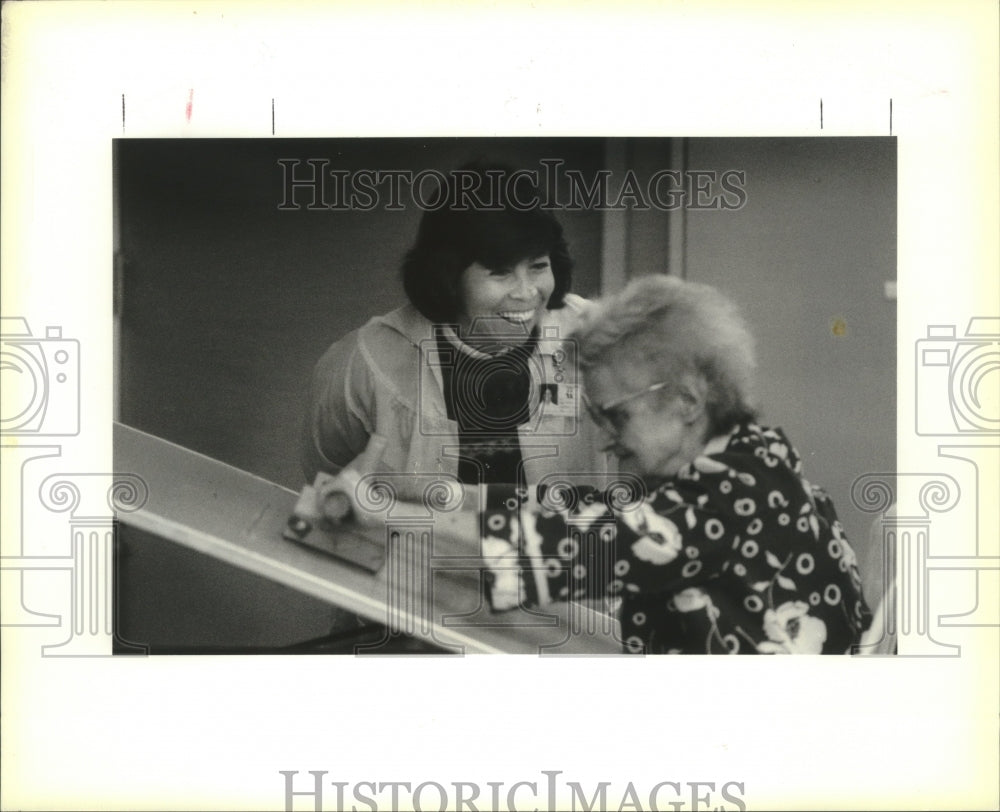 1990 Press Photo Alicia Abbuhl with a patient at F. Edward Hebert Rehab Center - Historic Images