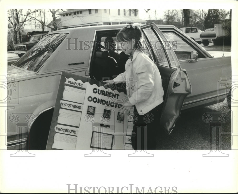 1990 Press Photo Melanie Hebert carries her project at C.J Schoen Middle School - Historic Images