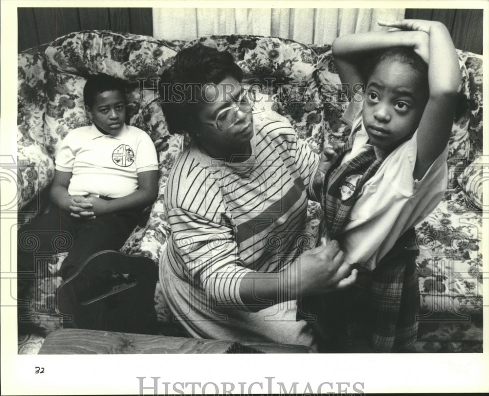 1989 Press Photo Betty Hebert dresses Erin while John looks on - nob33973 - Historic Images