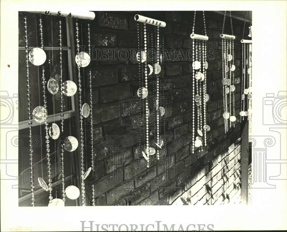 1986 Press Photo Some of Barbara Hebert&#39;s completed chimes outside her home - Historic Images