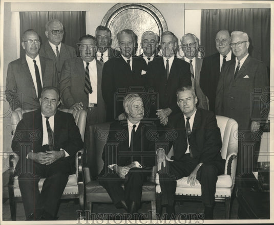 Press Photo Members of the Class of 1920 reunion at E. Edward Hebert's home - Historic Images