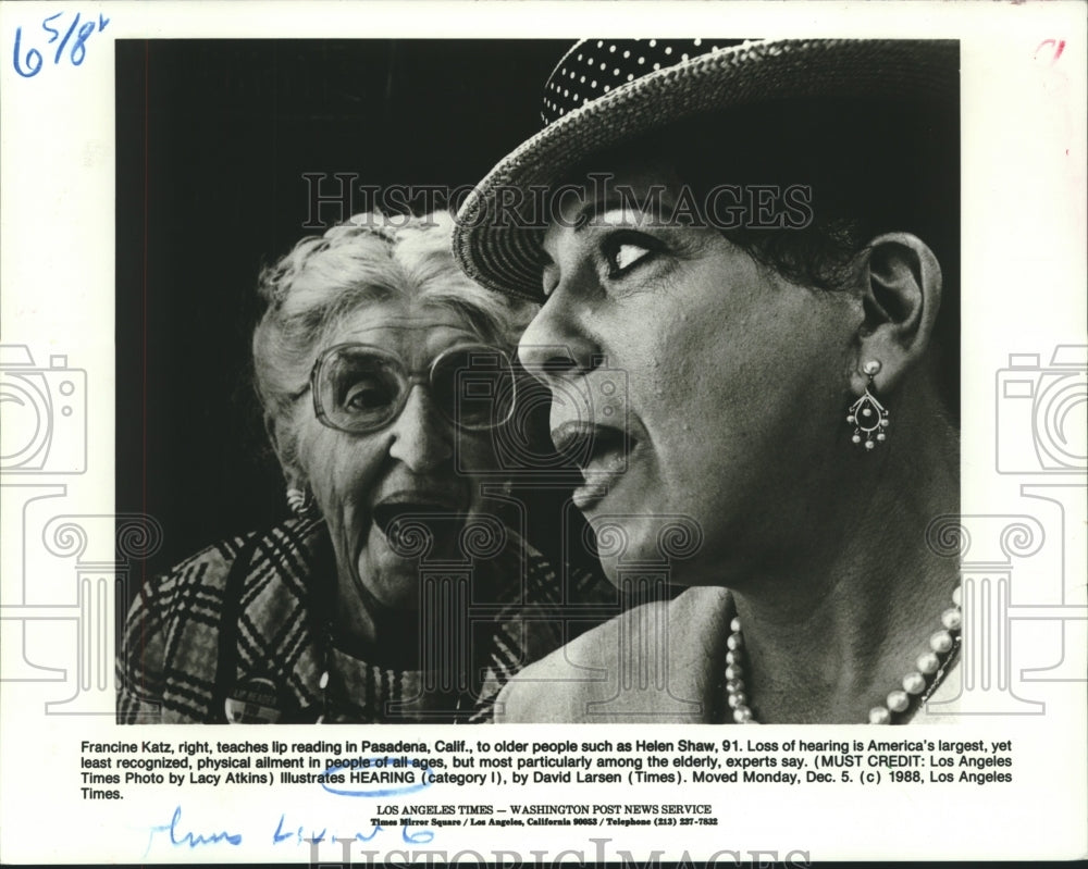 1988 Press Photo Francine Katz teaching how to read lips to elderly Helen Shaw - Historic Images