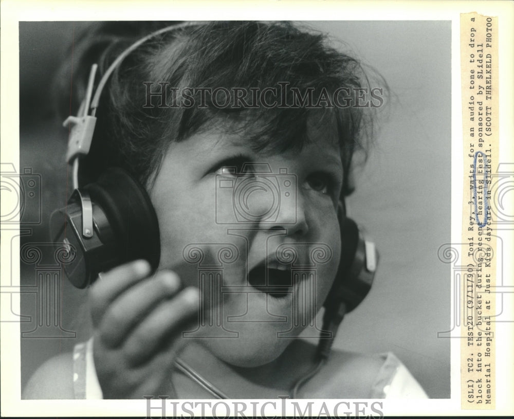 1990 Press Photo Toni Rey, hearing test sponsored by Slidel Memorial Hospital - Historic Images