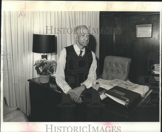 1977 Press Photo Sam Hebert, National American Bank employee for more than 60yrs - Historic Images