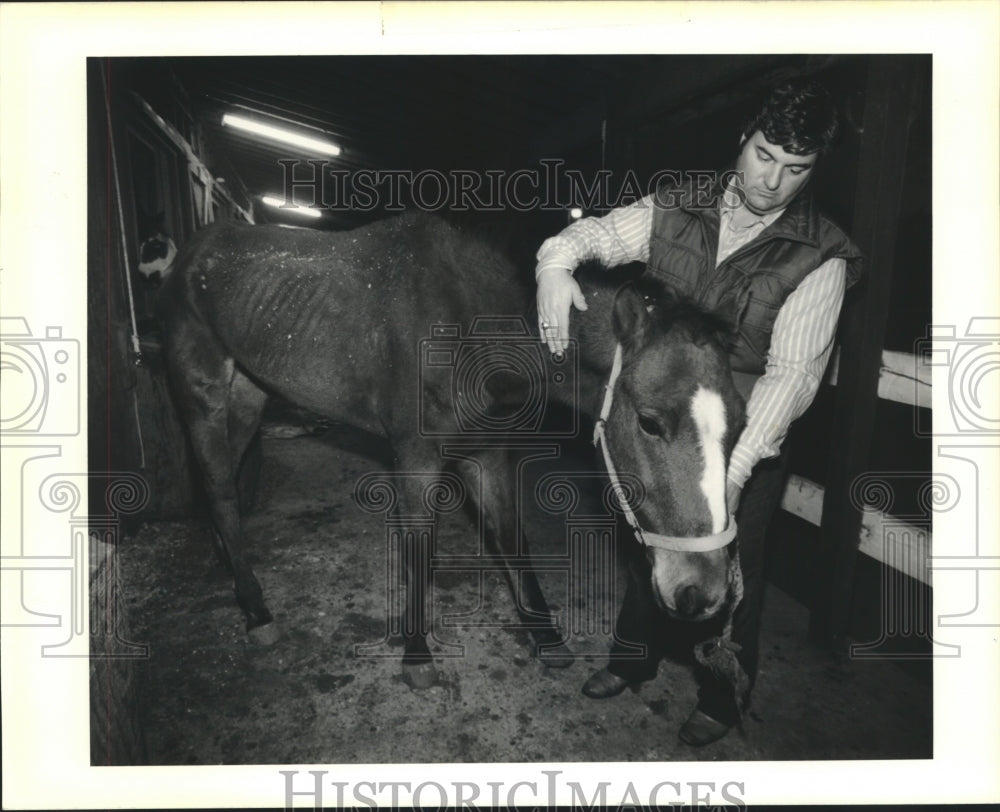 1989 Press Photo Belle Chasse veterinarian Stephen Hebert pets &quot;Panama Jack&quot; - Historic Images