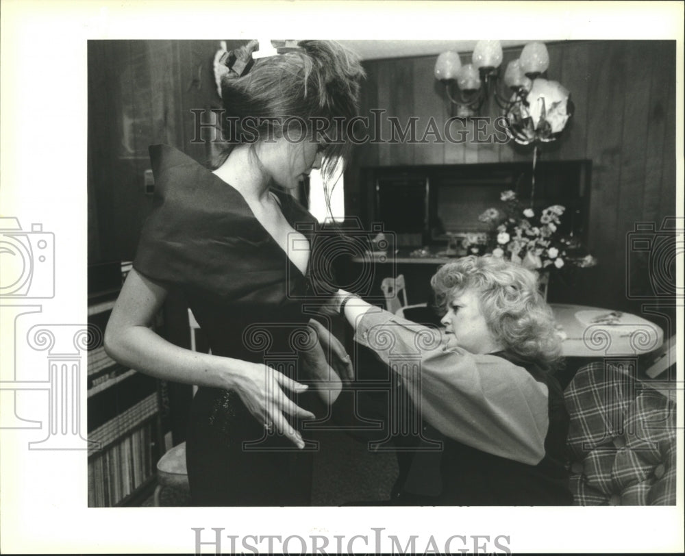 1993 Press Photo Shirelle Hebert fitting her gown for the Miss USA Pageant - Historic Images