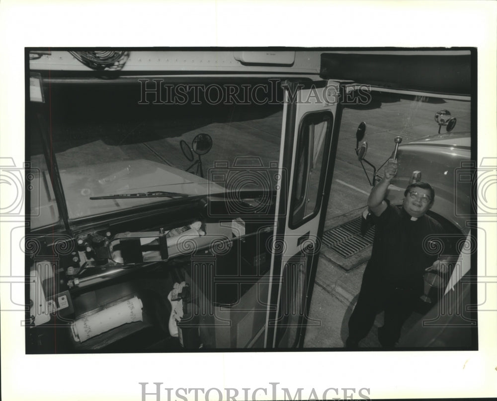 1994 Press Photo Fr. Al Bermudez at The 2nd Annual Blessing of the Bus Fleet - Historic Images