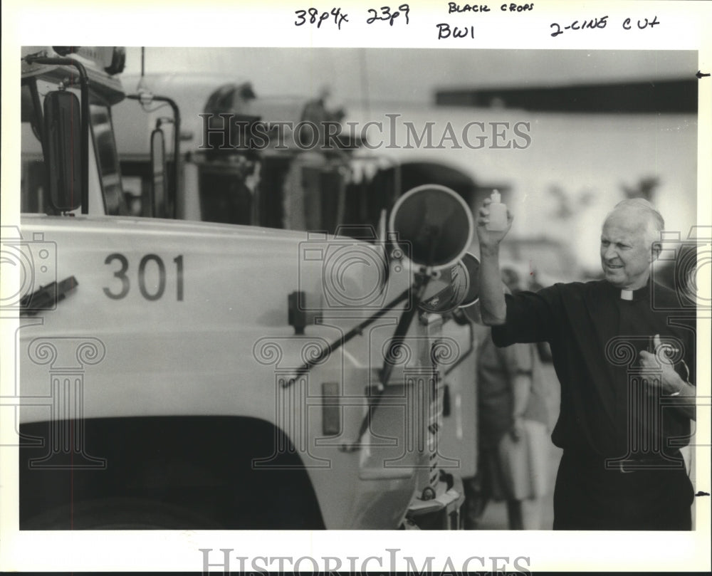 1993 Press Photo Monsignor Ray Hebert blesses the Jefferson parish School buses - Historic Images