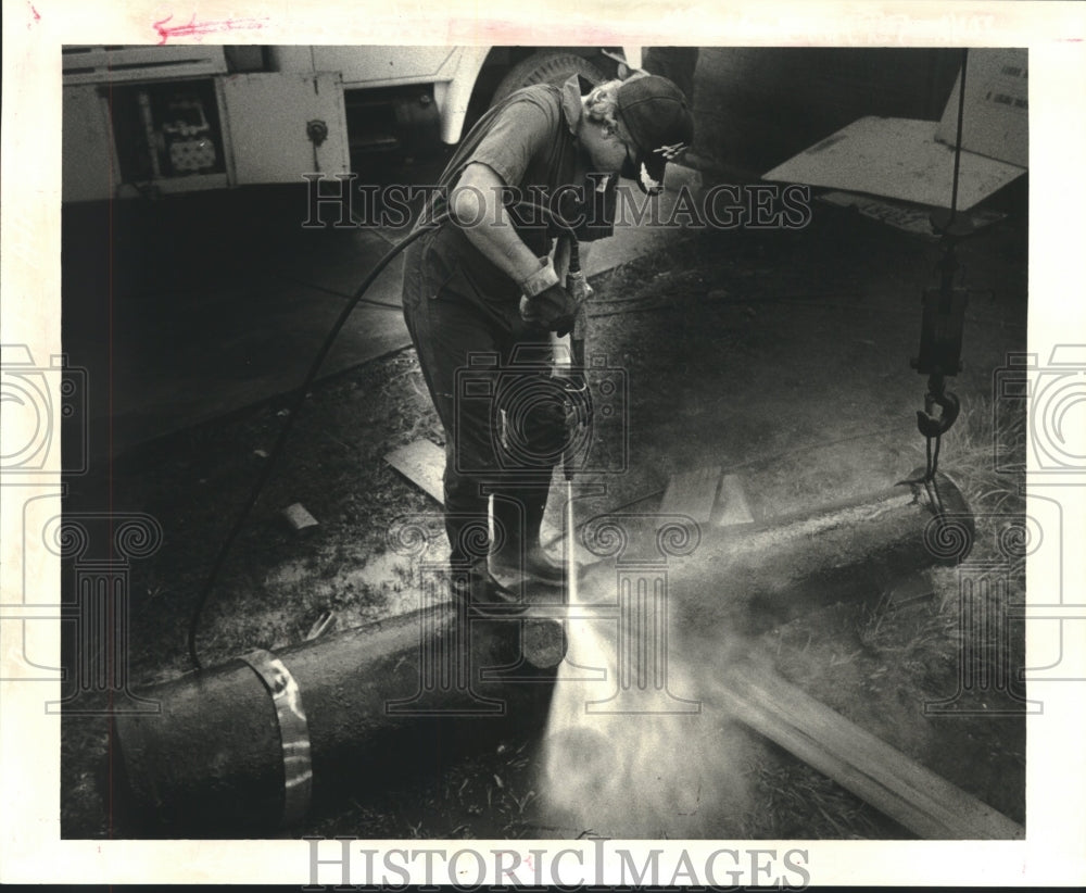 Press Photo Wade Glasscock water blasts Civil War Cannon- Percy Hebert Building - Historic Images