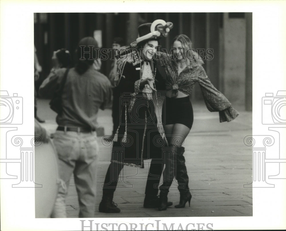 1993 Press Photo Photographer Carton Mickle takes photo of The Balloon Mime - Historic Images