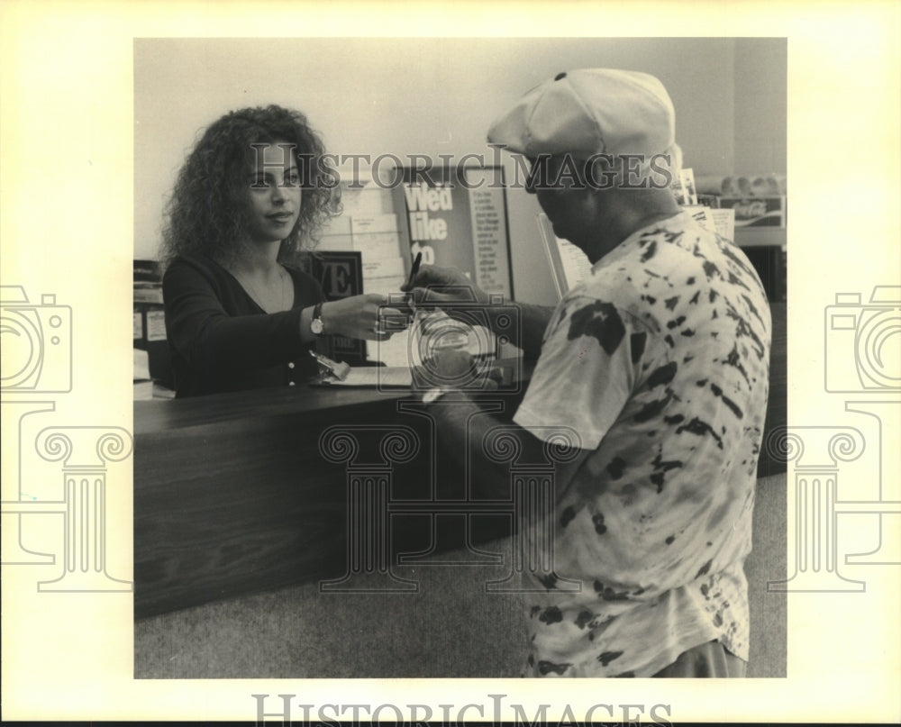 1993 Press Photo John Forte assisted by Mandy Hill at Goodyear Tire Center - Historic Images