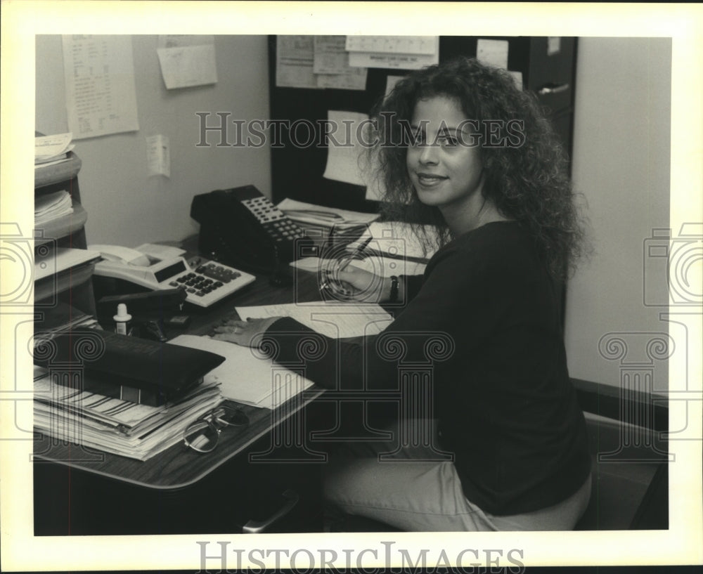 1993 Press Photo Mandy Hill at Goodyear Tire and service center on Paris Road - Historic Images