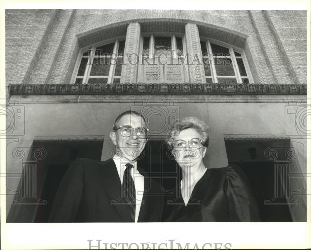 1991 Press Photo Al and Joyce Hiller outside Temple Sinai on St. Charles Avenue - Historic Images