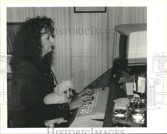1991 Press Photo Slidell novelist hopeful Metsy Hingle at work in her study. - Historic Images