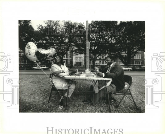 1995 Press Photo Rev. Frederick Hilliard & wife enjoy St. Valentine's Day lunch - Historic Images