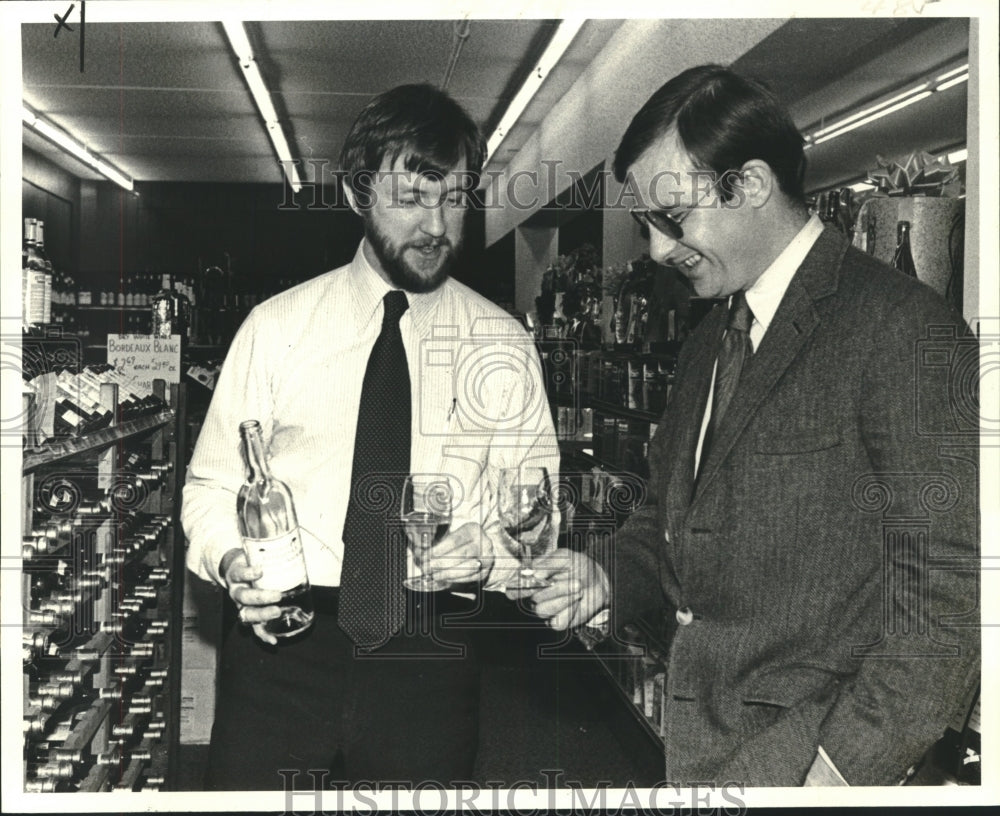 1979 Press Photo Winemaker Tom Heeter Sharing His Wine with David Gladden - Historic Images