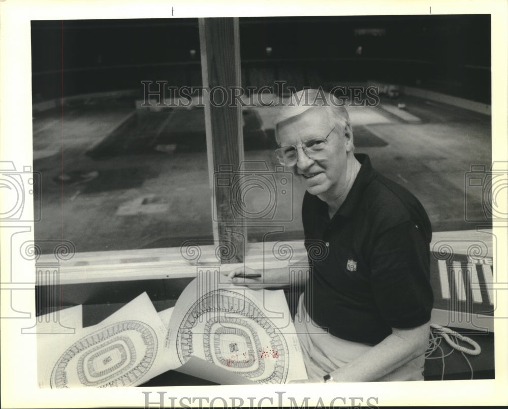 1990 Press Photo NFL Director Jim Heffernan at Super Bowl Control Room - Historic Images