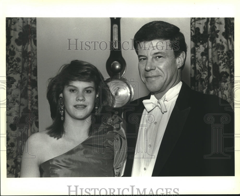 1988 Press Photo New Orleans Socialites - Eugenie Heebe with Father Odom Heebe - Historic Images