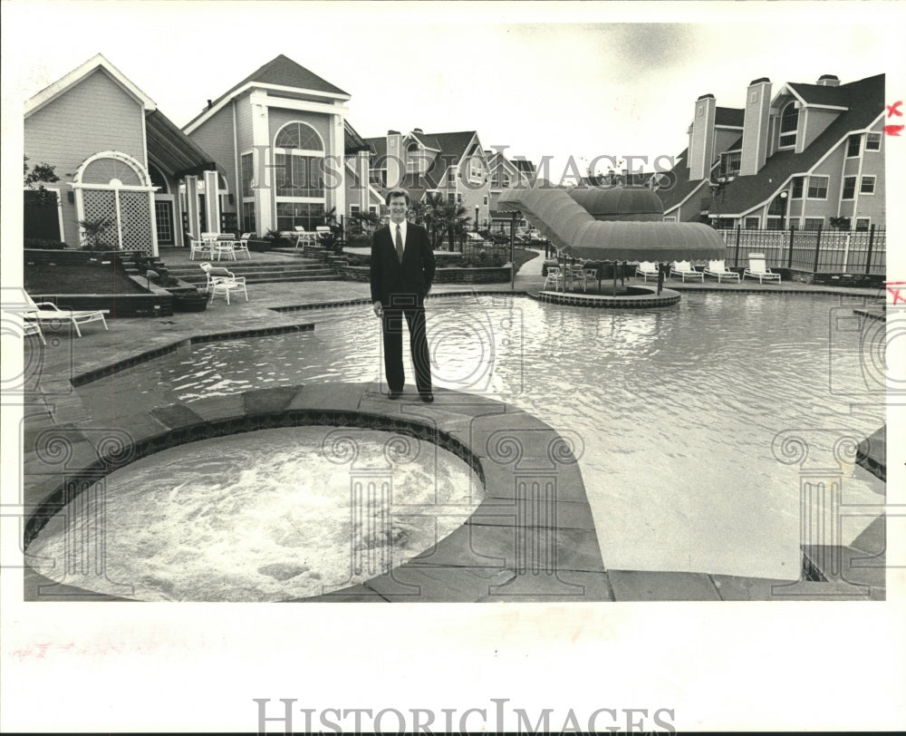 Press Photo New Orleans Builder Fred Heebe Builds Two Apartments in West Bank - Historic Images