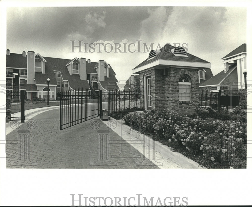 1986 Press Photo New Orleans Builder Fred Heebe&#39;s Entrance to Timber Apartments - Historic Images