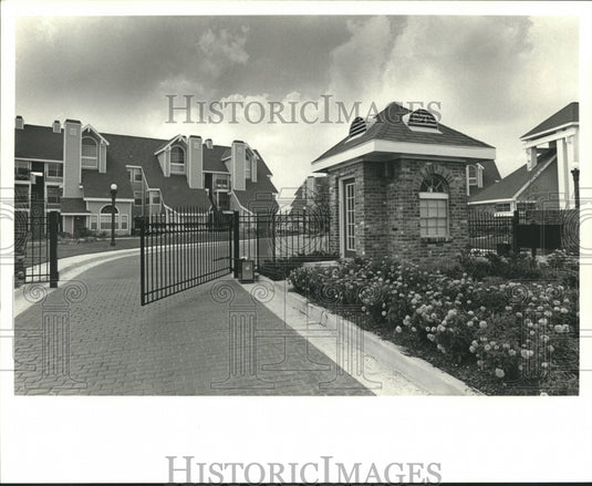1986 Press Photo New Orleans Builder Fred Heebe's Entrance to Timber Apartments - Historic Images