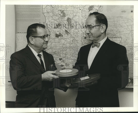 1967 Press Photo Doctor Andrew Hedmeg and Doctor Al Michael, Cancer Association - Historic Images