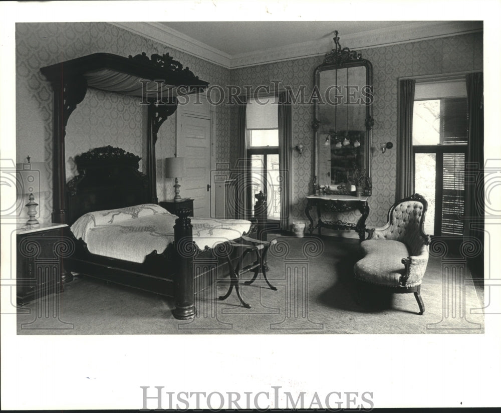 1985 Press Photo Antique furnishings in a room at the Hedgewood Hotel - Historic Images