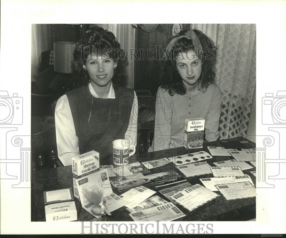 1988 Press Photo Lori Hecker &amp; Karen Pipe with letters and gifts they exchanged - Historic Images