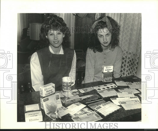 1988 Press Photo Lori Hecker & Karen Pipe with letters and gifts they exchanged - Historic Images