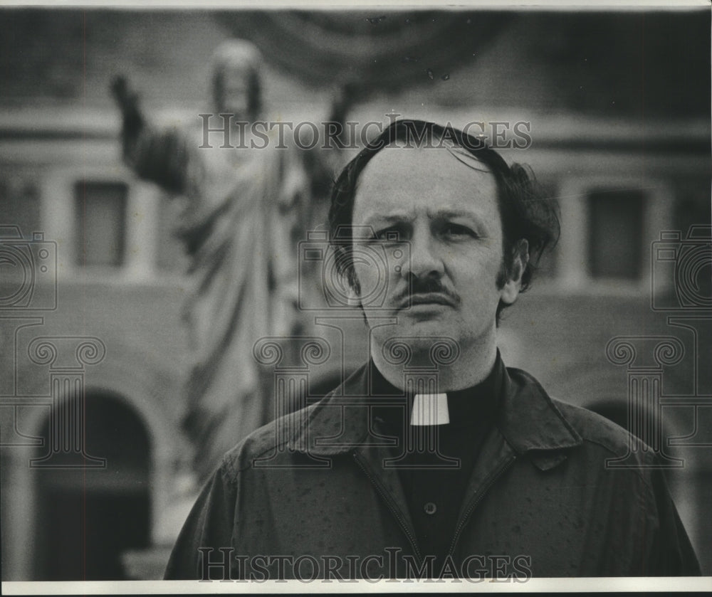 1975 Press Photo Reverend Lawrence Hecker, Pastor St. Anthony, Luling - Historic Images