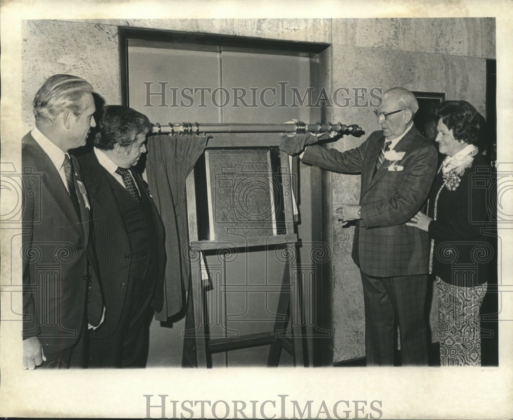 1975 Press Photo F. Edward Hebert and others at dedication of Hebert building - Historic Images