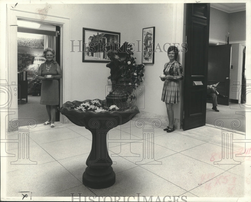 1972 Press Photo Mrs. Huy &amp; Mrs. Alma at F. Edward Herbert suite in Rayburn - Historic Images