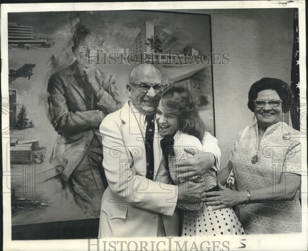 1975 Press Photo F. Edward Hebert hugs granddaughter after unveiling of portrait - Historic Images