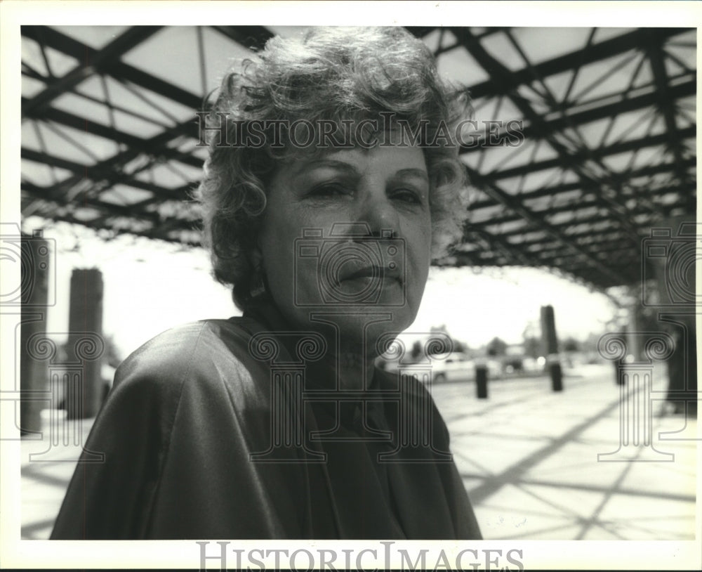 1993 Press Photo Juliet Hebert awarded the Ginny Martinez Living Memorial Award - Historic Images