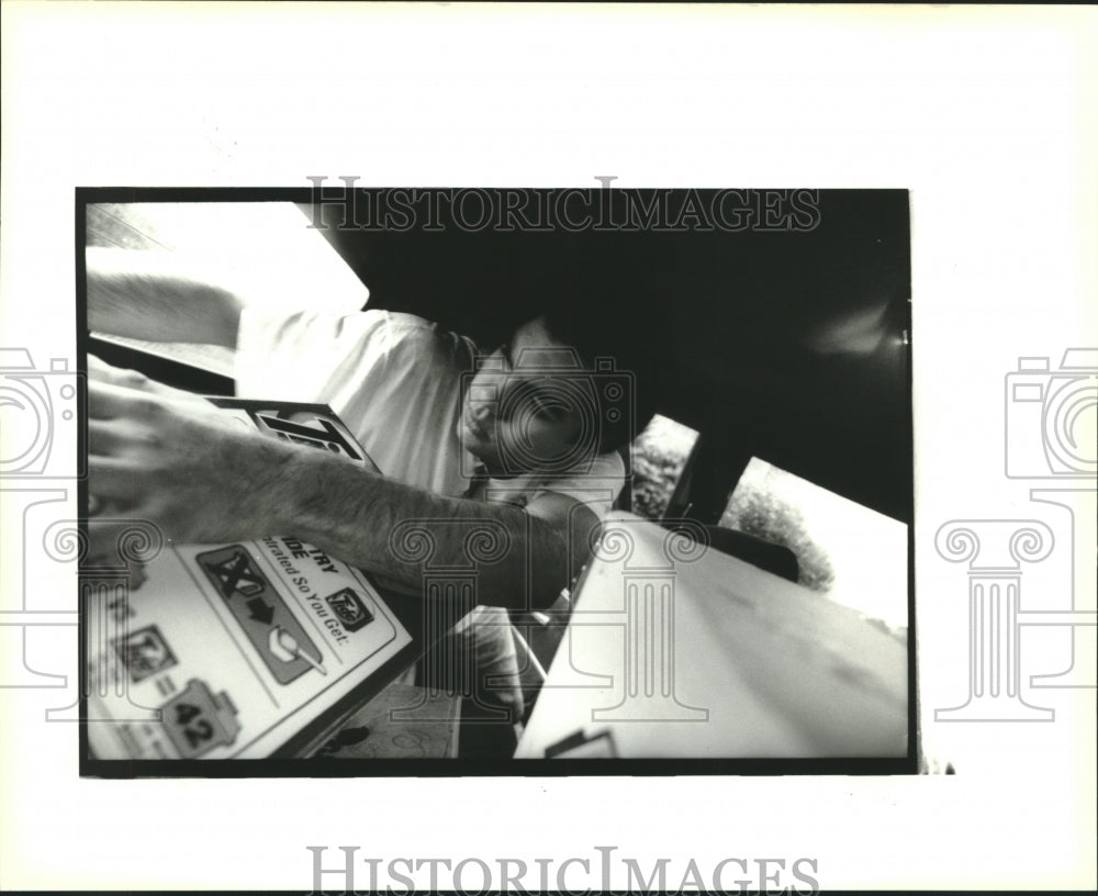 1993 Press Photo Joseph Hebert&#39;s important stuff will be brought in Arabi - Historic Images