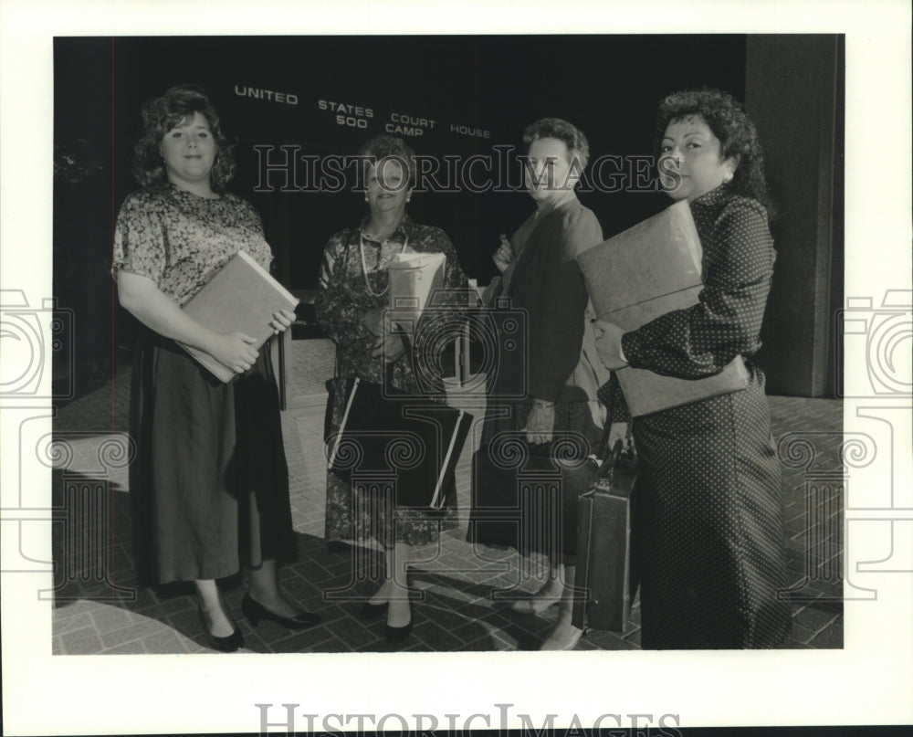 1990 Press Photo Plaintiffs behind lawsuit against U.S. Department of Education - Historic Images