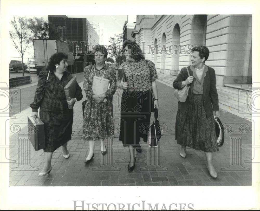 1990 Press Photo Mary Helms et al filing suit with Jefferson Parish School Board - Historic Images