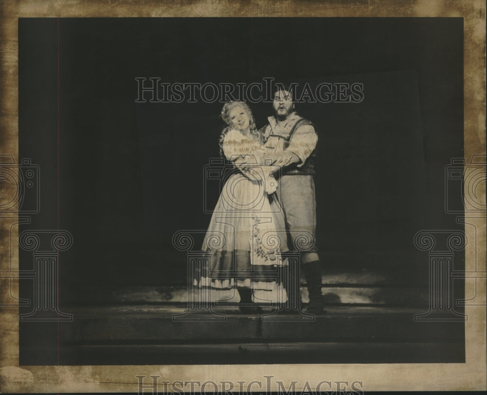 1988 Press Photo Melanie Helton &amp; Alan Titus from a scene in &quot;The Magic Flute&quot; - Historic Images