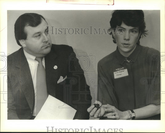 1989 Press Photo Nita Hemeter & Garey Forster at Press Conference- Cock Fighting - Historic Images