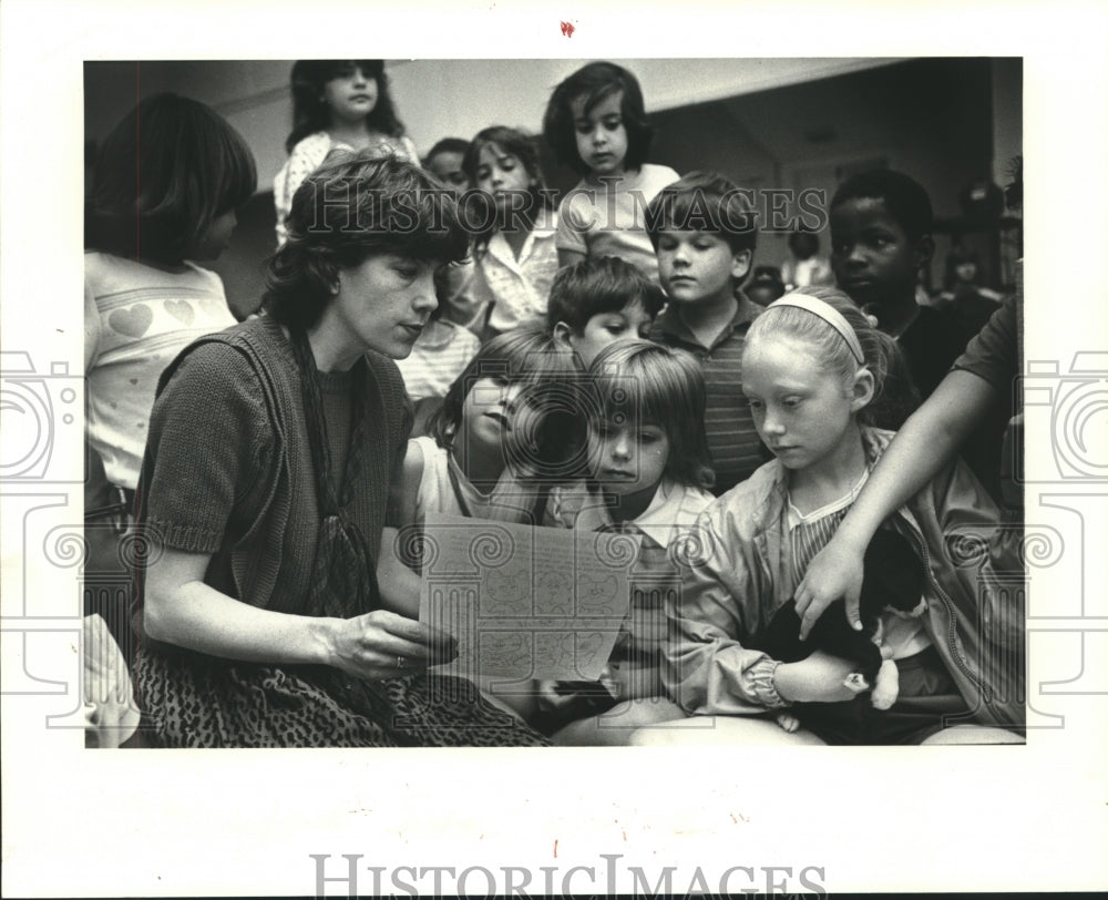 1985 Press Photo Education director Nita Hemeter helps Harahan Students - Historic Images