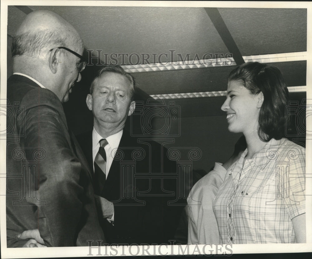 1968 Press Photo Chancellor Homer Hitt talking to Charles Lucet &amp; Cathy Cradic - Historic Images