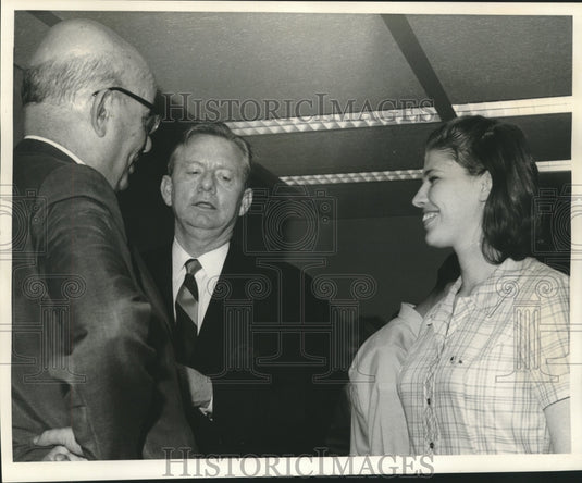 1968 Press Photo Chancellor Homer Hitt talking to Charles Lucet & Cathy Cradic - Historic Images