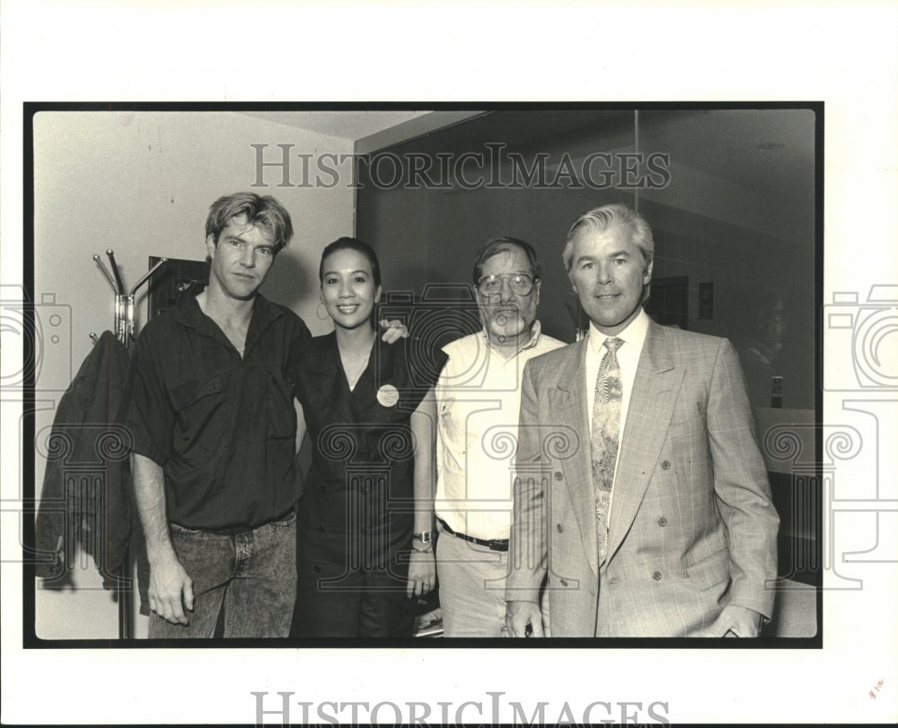 1989 Press Photo Actor Dennis Quaid-others at International Hospital of Children - Historic Images